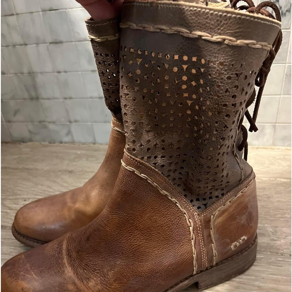 Bedstu boots! Only worn a few times :) lace up in the back!